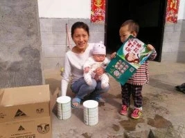 重庆市扶贫开发协会组织捐赠奶粉(图1)