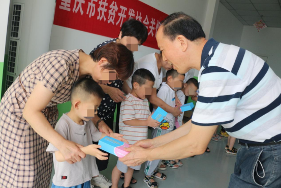 关心慰问孤独症儿童 重庆市扶贫开发协会走进特教机构(图1)